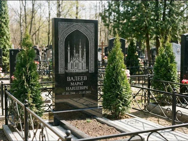 Мусульманский памятник с гравировкой мечети — мечеть в восточной арке с орнаментом, работа «Валеев» в Ярославле
