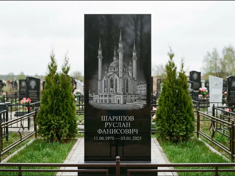 Мусульманский памятник с гравировкой мечети — мечеть Кул-Шариф на обороте стелы, работа «Шарипов» в Ярославле
