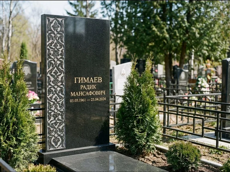 Мусульманский памятник — колонна ислими по краю стелы, работа «Гимаев» в Ярославле