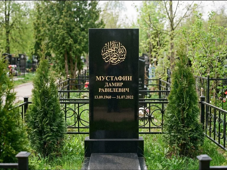 Мусульманский памятник — шахада в верхней части стелы, работа «Мустафин» в Ярославле