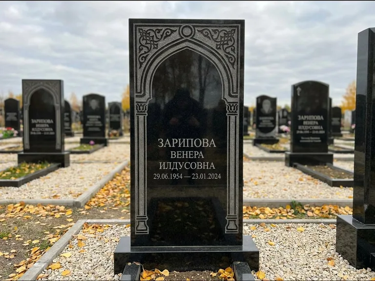 Мусульманский памятник: фигурная стела с михраб-нишей — гравировка мечети в михраб-арке с орнаментом, светлая гравийная отсыпка, работа «Зарипова» в Ярославле