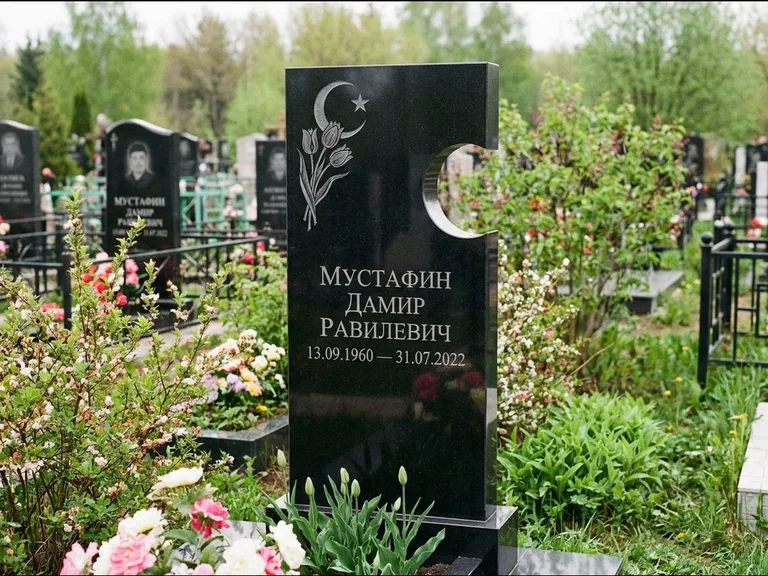 Мусульманский памятник: стела с боковым вырезом в форме полумесяца — гравировка минарета с полумесяцем, низкие кусты в цвету, работа «Мустафин» в Ярославле