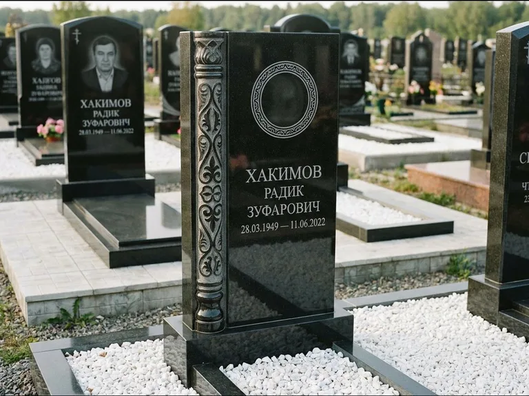 Мусульманский памятник: стела с боковой резной орнаментальной колонной — детализированная гравировка мечети Кул-Шариф, белая мраморная крошка, работа «Хабибуллин» в Ярославле