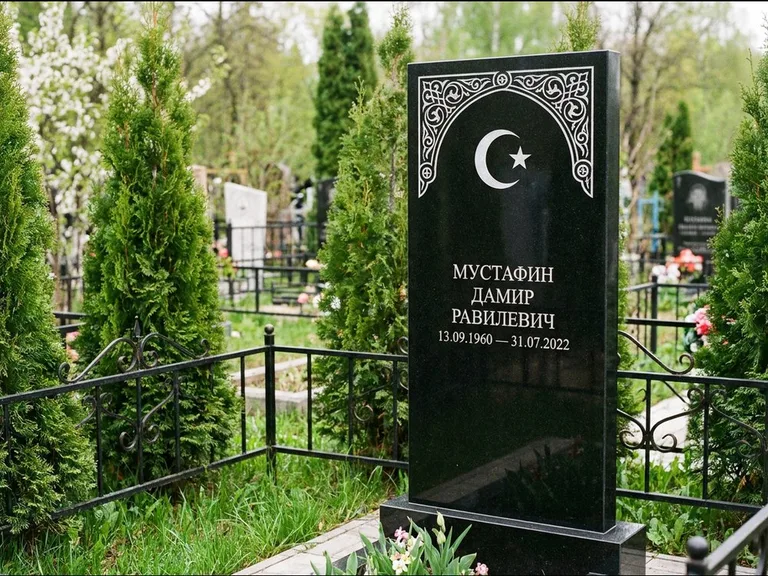 Мусульманский памятник — полумесяц со звездой и орнамент-бордюр, работа «Мустафин» в Ярославле