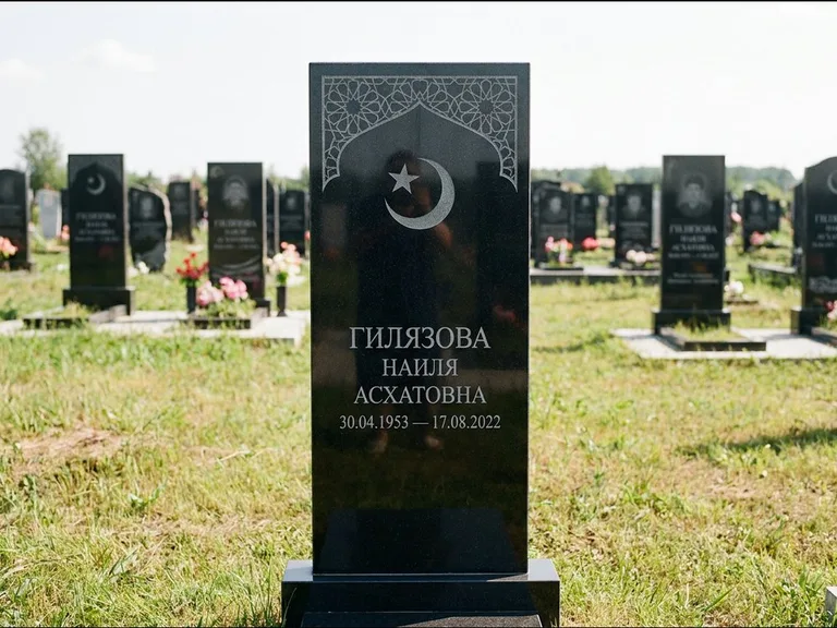 Мусульманский памятник: узкая вертикальная стела-пилон с полумесяцем — гравировка мечети в михраб-арке с орнаментом, открытая лужайка без ограды, работа «Ибрагимова» в Ярославле