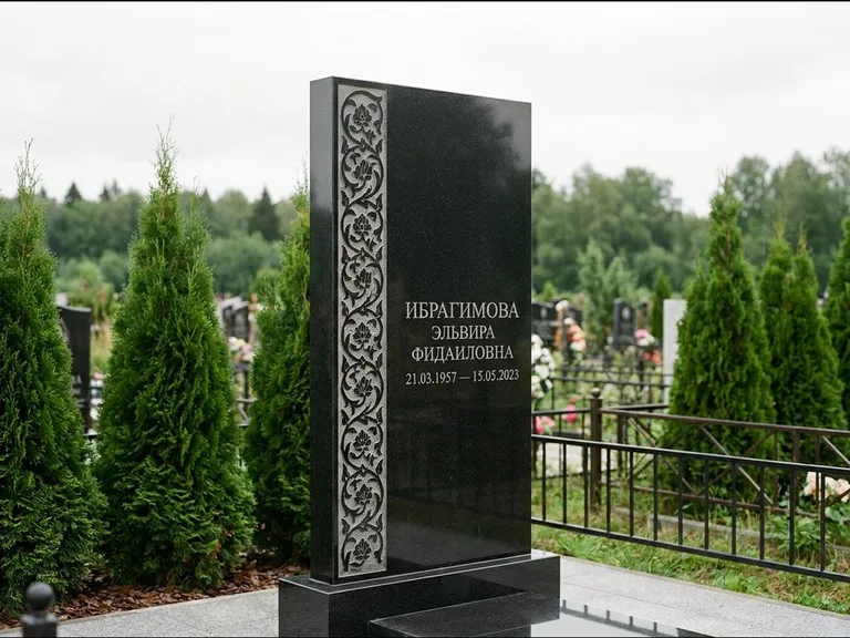 Мусульманский памятник — колонна ислими по краю стелы, работа «Ибрагимова» в Ярославле