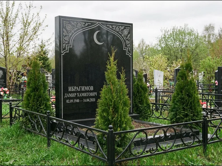 Памятник с гравировкой полумесяца — гравировка полумесяца в восточной арке с орнаментом, работа «Ибрагимов» в Ярославле