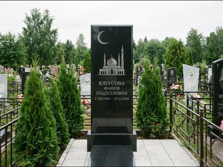 Памятник с гравировкой полумесяца — гравировка полумесяца над силуэтом мечети, работа «Юнусова» в Ярославле