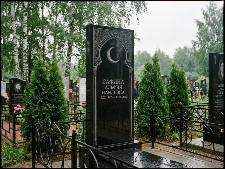 Памятник с гравировкой полумесяца — гравировка полумесяца в восточной арке с орнаментом, работа «Сафина» в Ярославле