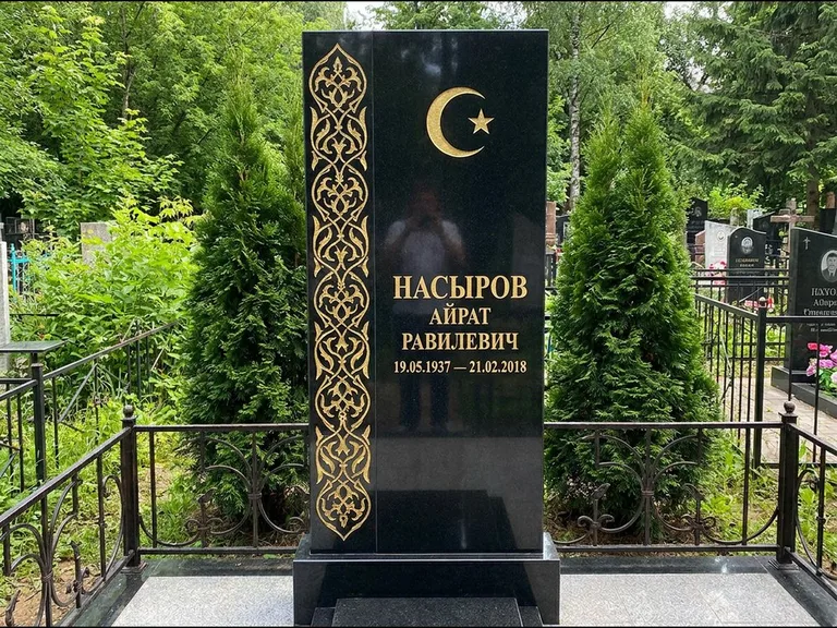 Памятник с гравировкой полумесяца — золочёный полумесяц и колонна растительного орнамента-ислими, работа «Насыров» в Ярославле