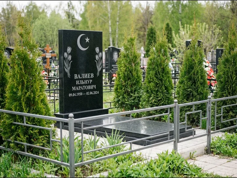 Памятник с гравировкой полумесяца — гравировка полумесяца со звездой и тюльпанами по бокам, работа «Валиев» в Ярославле