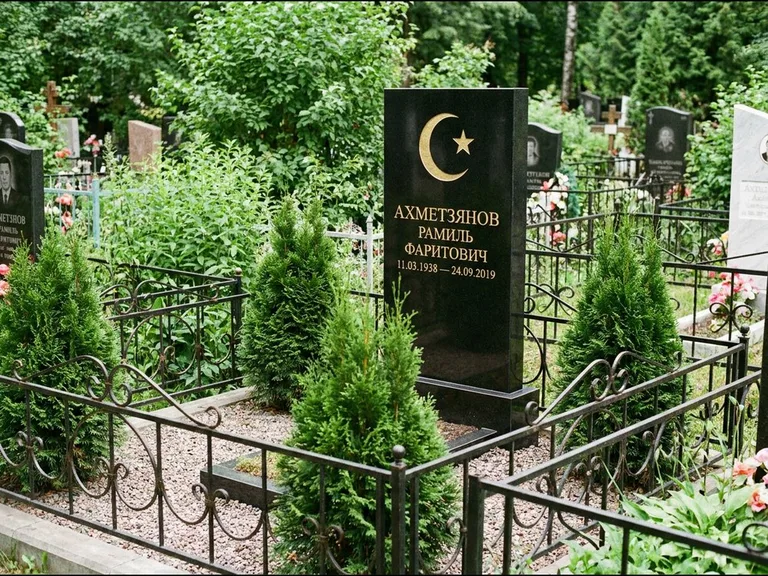 Памятник с гравировкой полумесяца — золочёная гравировка полумесяца со звездой в верхней части с, работа «Ахметзянов» в Ярославле