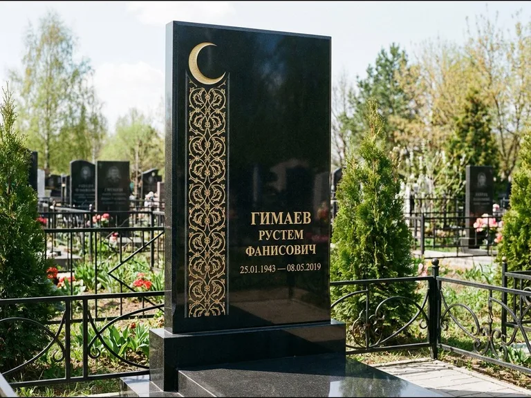 Памятник с гравировкой полумесяца — золочёный полумесяц и колонна растительного орнамента-ислими, работа «Гимаев» в Ярославле