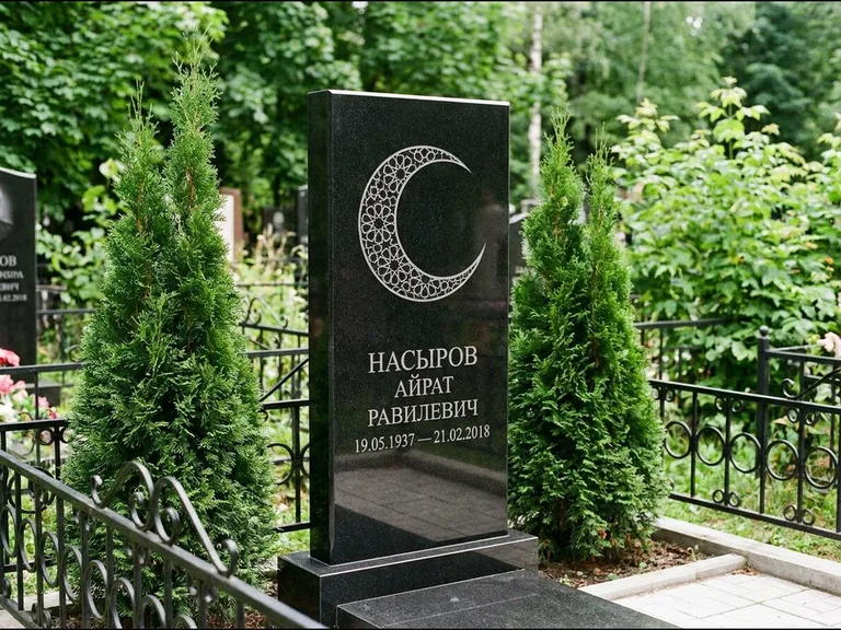 Памятник с гравировкой полумесяца — гравировка полумесяца в геометрическом орнаменте-гирихе, работа «Насыров» в Ярославле