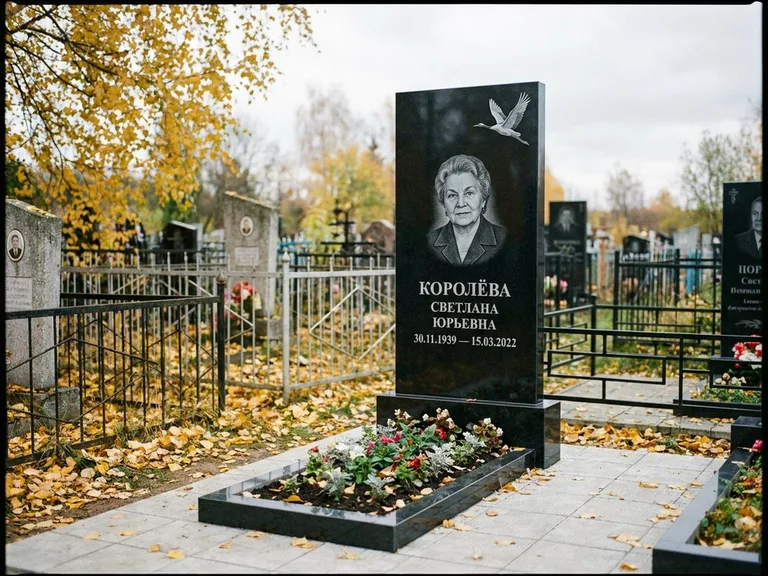 Памятник с гравировкой журавлей — белая гравировка клина журавлей, уходящего в верхний угол ст, работа «Королёва» в Ярославле