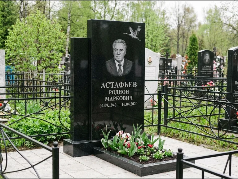 Памятник с гравировкой журавлей — гравировка одиночного летящего журавля над портретом, работа «Астафьев» в Ярославле