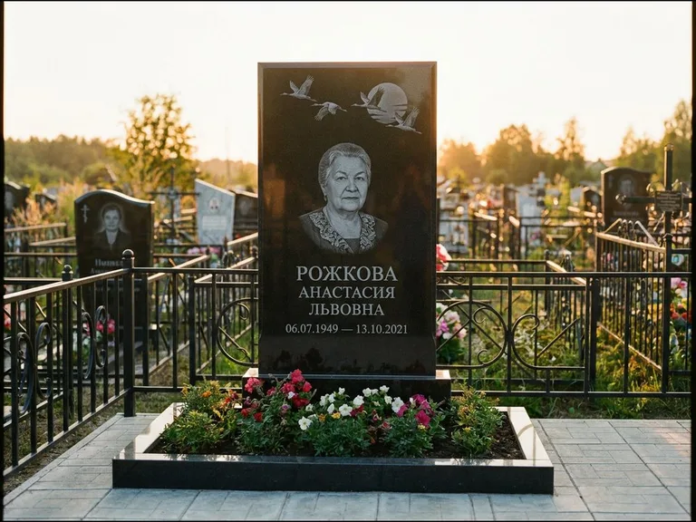 Памятник с гравировкой журавлей — гравировка клина журавлей на фоне солнечного диска, работа «Рожкова» в Ярославле