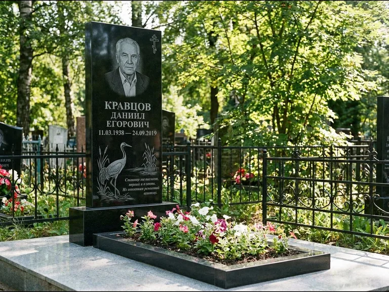 Памятник с гравировкой журавлей — гравировка журавля у камышей рядом с эпитафией, работа «Кравцов» в Ярославле