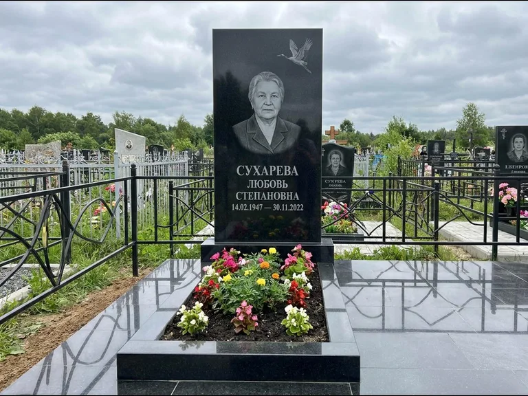 Памятник с гравировкой журавлей — гравировка одиночного летящего журавля над портретом, работа «Сухарева» в Ярославле
