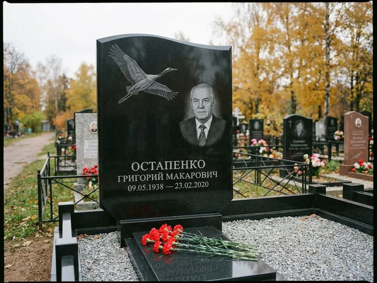 Памятник с гравировкой журавлей — гравировка журавлей, работа «Остапенко» в Ярославле