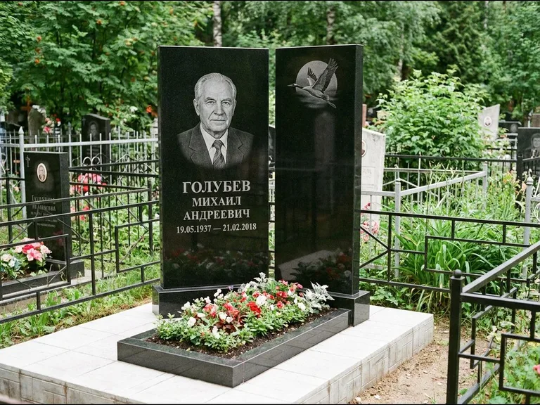 Памятник с гравировкой журавлей — гравировка клина журавлей на фоне солнечного диска, работа «Голубев» в Ярославле