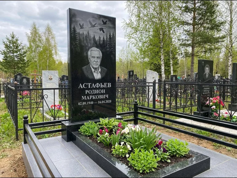 Памятник с гравировкой журавлей — гравировка силуэтов журавлей над еловым лесом, работа «Астафьев» в Ярославле