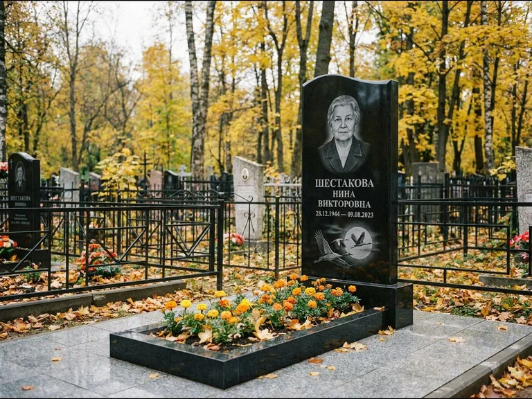 Памятник с гравировкой журавлей — гравировка клина журавлей на фоне солнечного диска, работа «Шестакова» в Ярославле