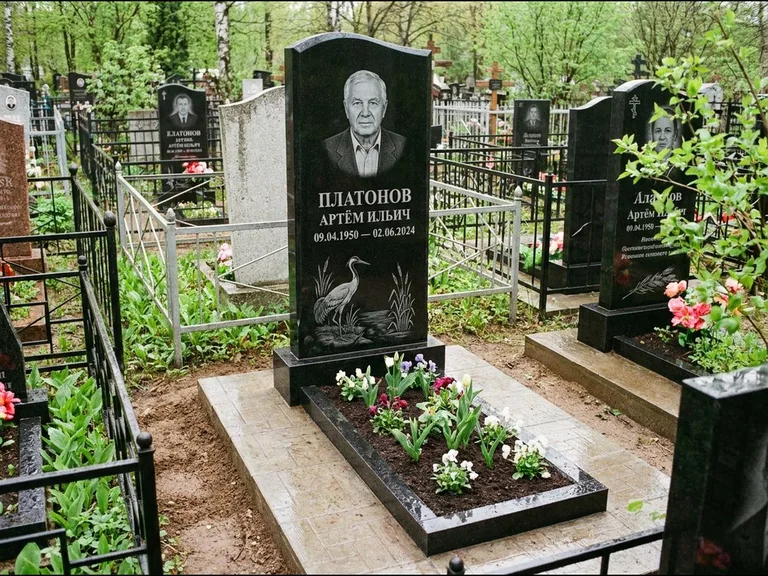 Памятник с гравировкой журавлей — гравировка журавля у камышей рядом с эпитафией, работа «Платонов» в Ярославле