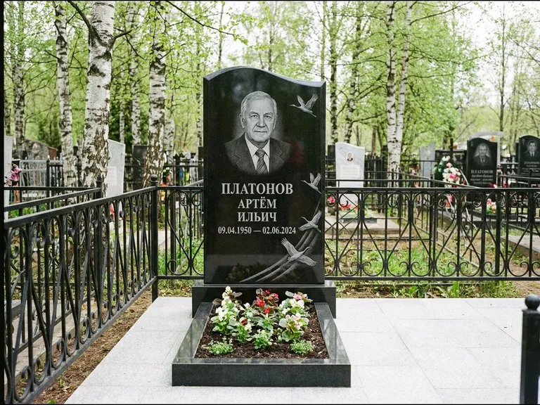 Памятник с гравировкой журавлей — гравировка трёх журавлей по диагонали через свободное поле с, работа «Платонов» в Ярославле