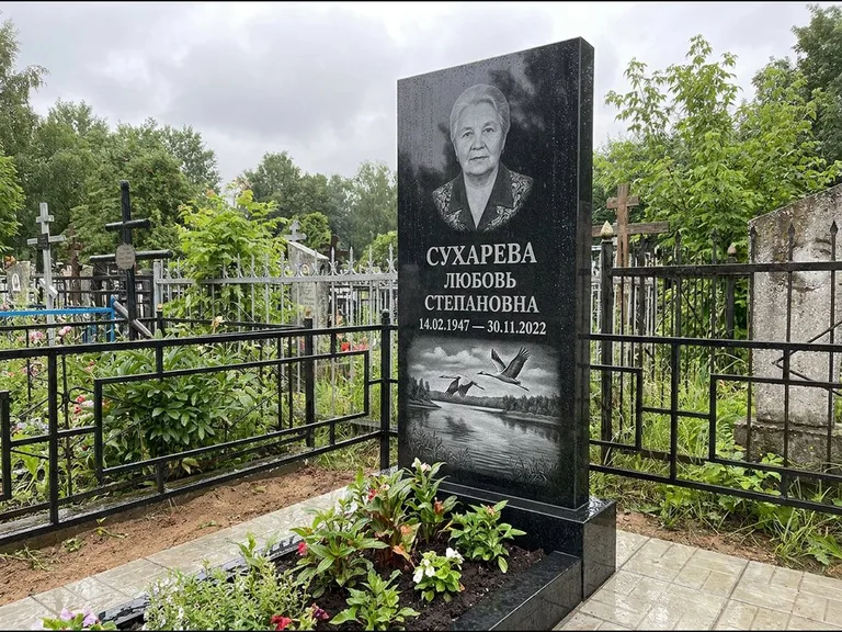 Памятник с гравировкой журавлей — гравировка пары журавлей над гладью озера в нижней части, работа «Сухарева» в Ярославле