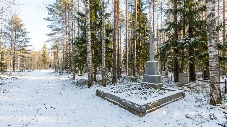 Мастер мастерской «Мастер Каменев» на участке Черкизовского кладбища