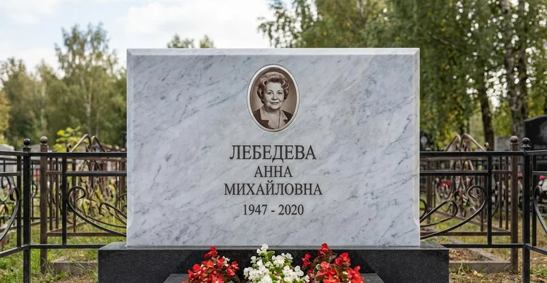 Семейный (двойной) памятник, Гранитные памятники, цветники и благоустроенные участки — работы мастерской «Мастер Каменев»