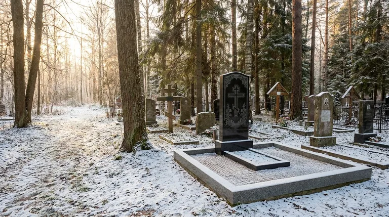 Аллея и надгробия на кладбище Красная Этна в Нижнем Новгороде
