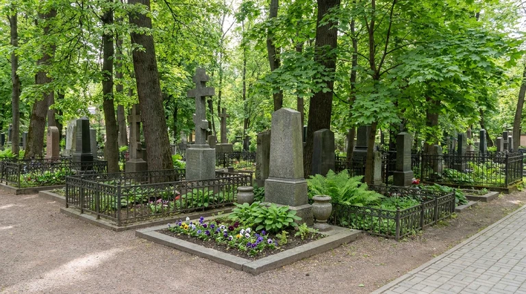 Гранитный памятник на старинном участке Новодевичьего кладбища при Воскресенском монастыре в Санкт-Петербурге