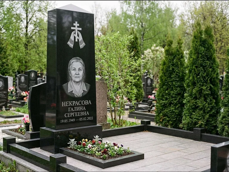 Памятник из чёрного гранита — стела-пилон с ажурным резным крестом, работа «Ерофеева» в Ярославле