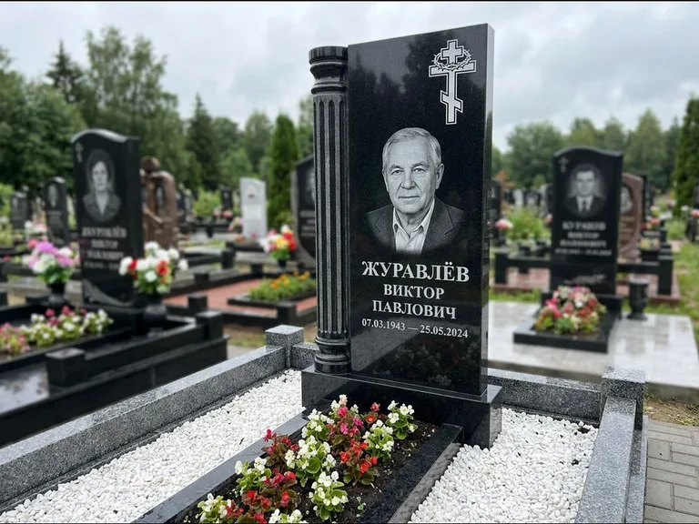 Памятник из чёрного гранита — семейный мемориал из двух стел с крестом с рушником, работа «Гущин» в Ярославле
