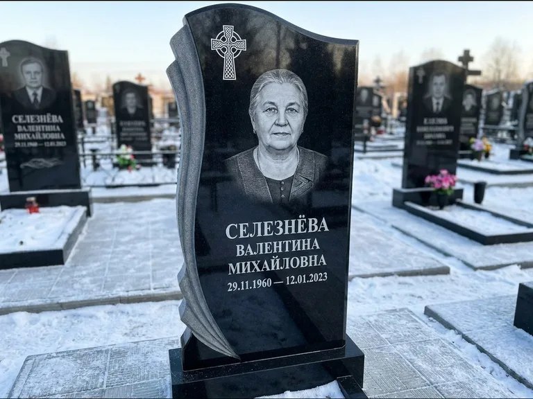 Памятник из чёрного гранита — восьмигранный обелиск с кельтским крестом, работа «Некрасова» в Ярославле