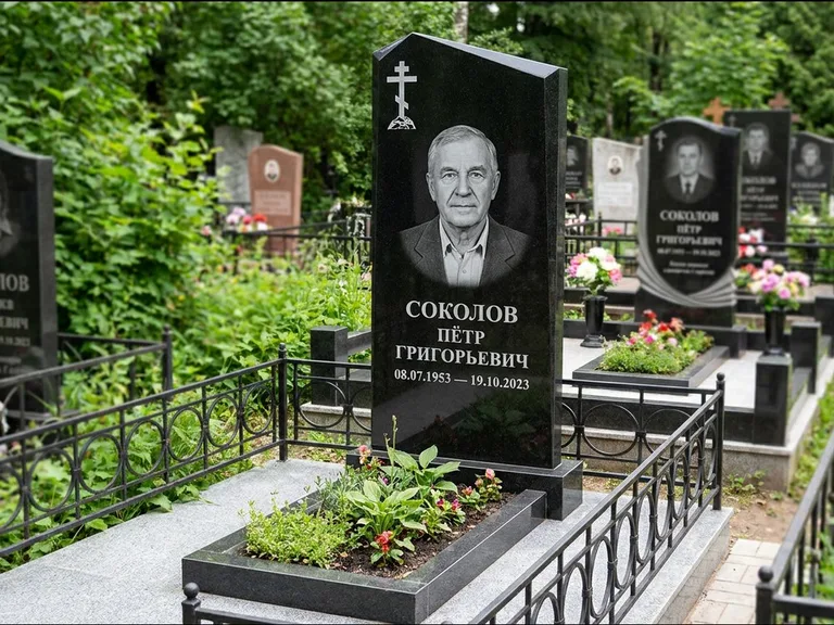Памятник из чёрного гранита — полукруглая стела с крестом на Голгофе, работа «Журавлёв» в Ярославле