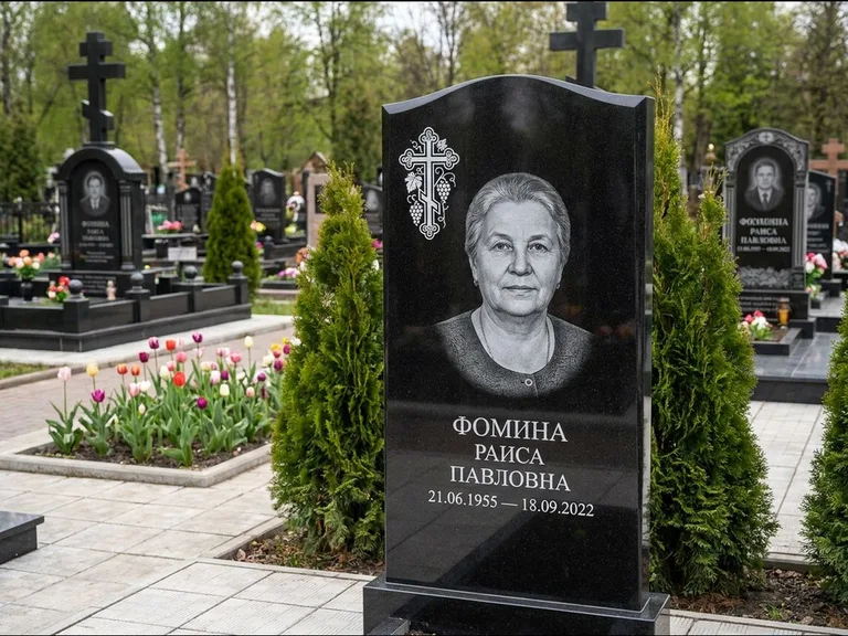 Памятник из чёрного гранита — двухцветная стела с крестом с распятием, работа «Одинцова» в Ярославле