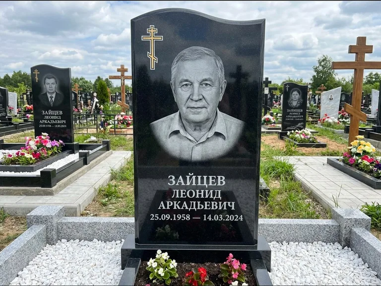 Памятник из чёрного гранита — горизонтальная семейная стела с аркой с процветшим крестом с виноградной лозой, работа «Верещагин» в Ярославле