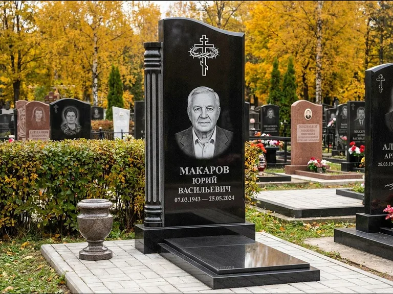 Памятник из чёрного гранита — асимметричная стела с крестом с рушником, работа «Панкратов» в Ярославле