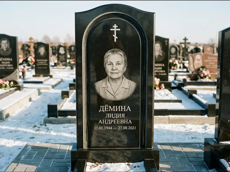 Памятник из чёрного гранита — стела-триптих с крестом с терновым венцом, работа «Ерофеева» в Ярославле