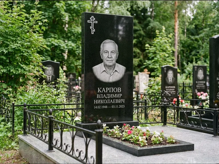Памятник из чёрного гранита — узкая стела с ажурным крестом с православным восьмиконечным крестом, работа «Гущин» в Ярославле