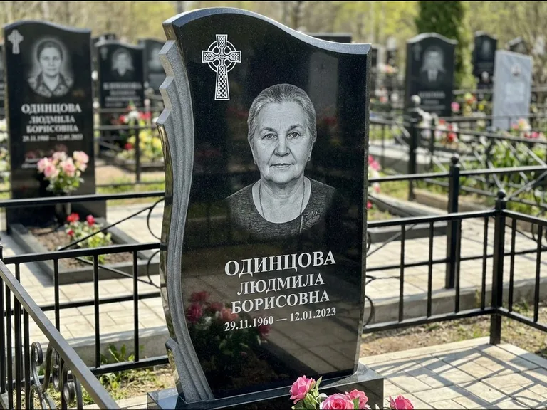 Памятник из чёрного гранита — стела с портретным овалом с кельтским крестом, работа «Савельева» в Ярославле