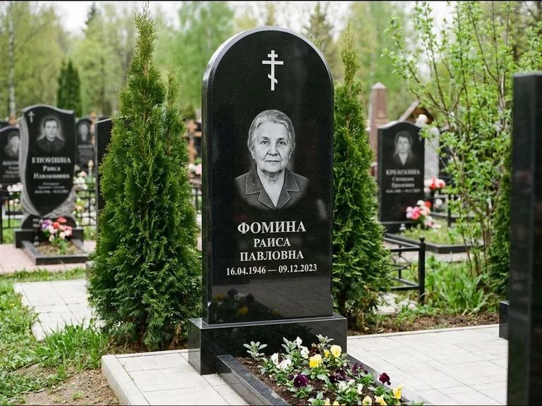 Памятник из чёрного гранита — вертикальная стела с латинским крестом, работа «Некрасова» в Ярославле