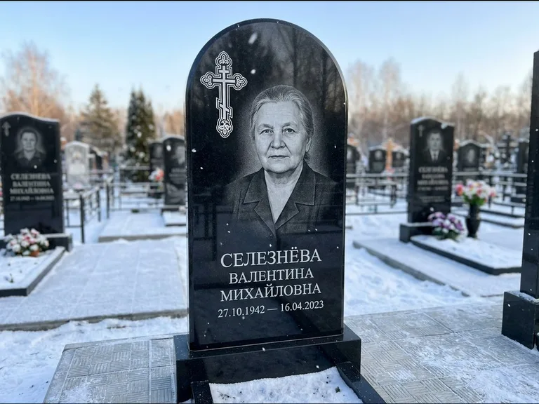 Памятник из чёрного гранита — массивная стела с крестом в лучах с крестом в лучах, работа «Одинцова» в Ярославле