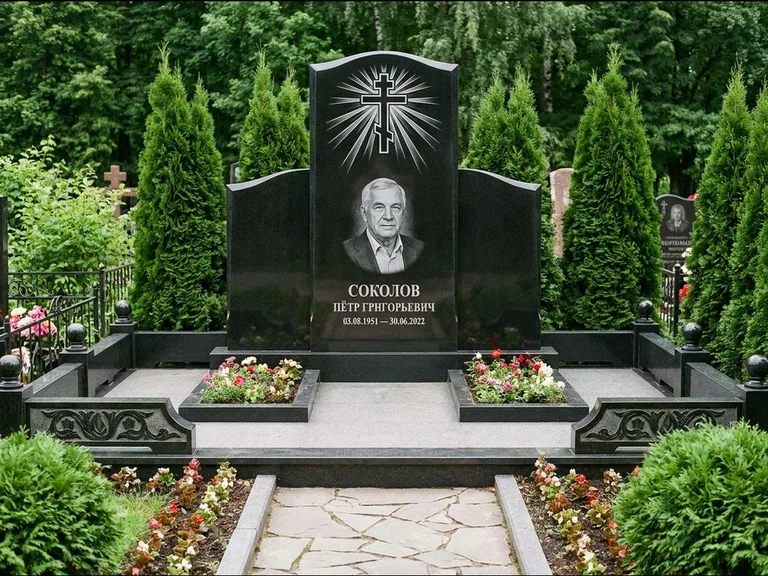 Памятник из чёрного гранита — низкая стела с крестом сбоку с золочёным крестом, работа «Верещагин» в Ярославле