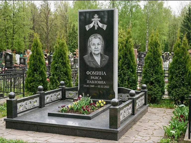 Памятник из чёрного гранита — семейный мемориал с ажурным резным крестом, работа «Мельникова» в Ярославле