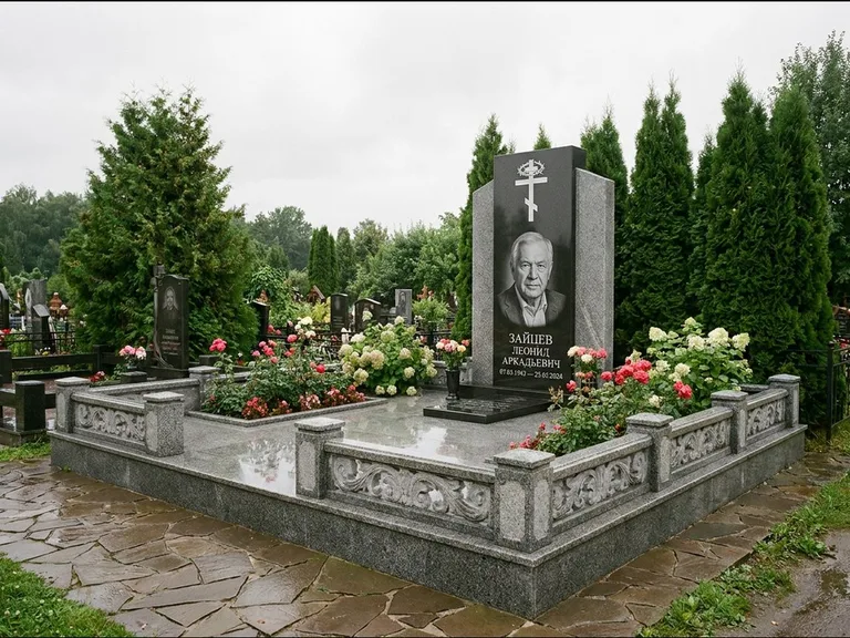 Памятник из чёрного гранита — стела с двумя портретами с крестом с рушником, работа «Богданов» в Ярославле