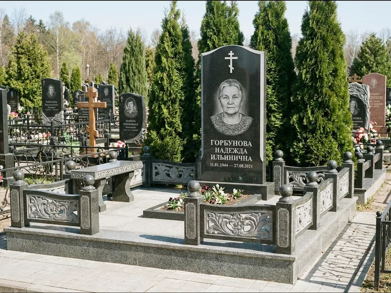 Памятник из чёрного гранита — стела с золочёным крестом с крестом с терновым венцом, работа «Селезнёва» в Ярославле
